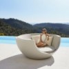 Cama exterior modelo Moon Daybed  diseño de Ramón Esteve para Vondom