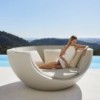 Cama exterior modelo Moon Daybed  diseño de Ramón Esteve para Vondom