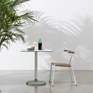 Mesa Cuadrada Fonda de B-Line. Muebles y complementos de exterior e interior.
