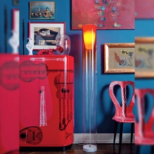 Lámpara suelo Toobe de Kartell ideal para salón, oficinas o dormitorios.