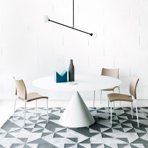 Mesa Clay moderna con sobre de cristal de Desalto. Mesas de diseño italiano.