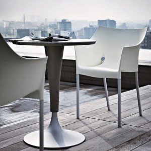 Mesa  Dr. Na de Kartell. Diseño fresco y original para salón o jardín.