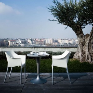Mesa  Dr. Na de Kartell. Diseño fresco y original para salón o jardín.