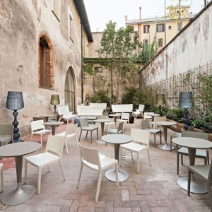 Mesa  Dr. Na de Kartell. Diseño fresco y original para salón o jardín.