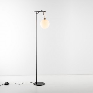 NH 22 de Artemide. Lámpara  estructura acero con anillo latón y vidrio soplado.