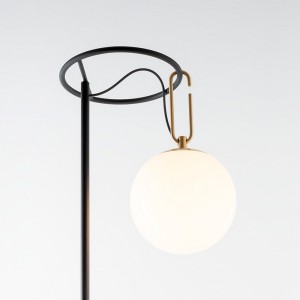NH 22 de Artemide. Lámpara  estructura acero con anillo latón y vidrio soplado.
