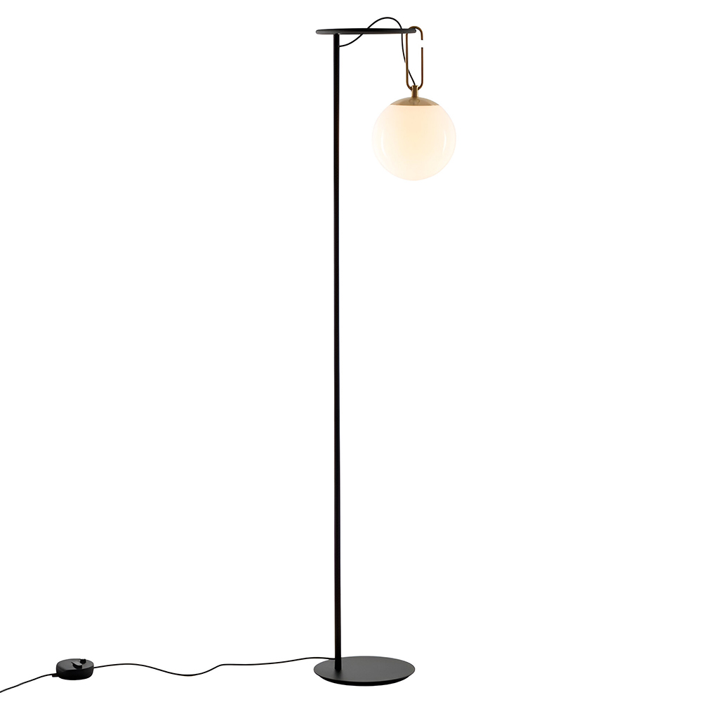 NH 22 de Artemide. Lámpara  estructura acero con anillo latón y vidrio soplado.