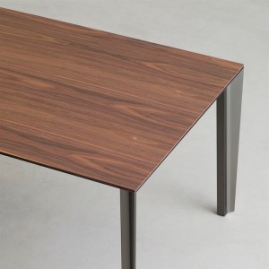 Mesa Skin en madera fija Desalto. Mesa de diseño italiano ideal para interiores.
