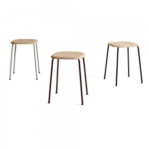 Taburete Soft Edge 70 con asiento de madera y patas de acero de Hay para cafés y restaurantes.