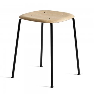 Taburete Soft Edge 70 con asiento de madera y patas de acero de Hay para cafés y restaurantes.