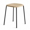 Taburete Soft Edge 70 con asiento de madera y patas de acero de Hay para cafés y restaurantes.