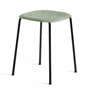 Taburete Soft Edge 70 con asiento de madera y patas de acero de Hay para cafés y restaurantes.