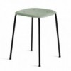 Taburete Soft Edge 70 con asiento de madera y patas de acero de Hay para cafés y restaurantes.