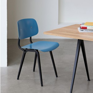 Silla Revolt de material reciclado ideal para espacios interiores de Hay.