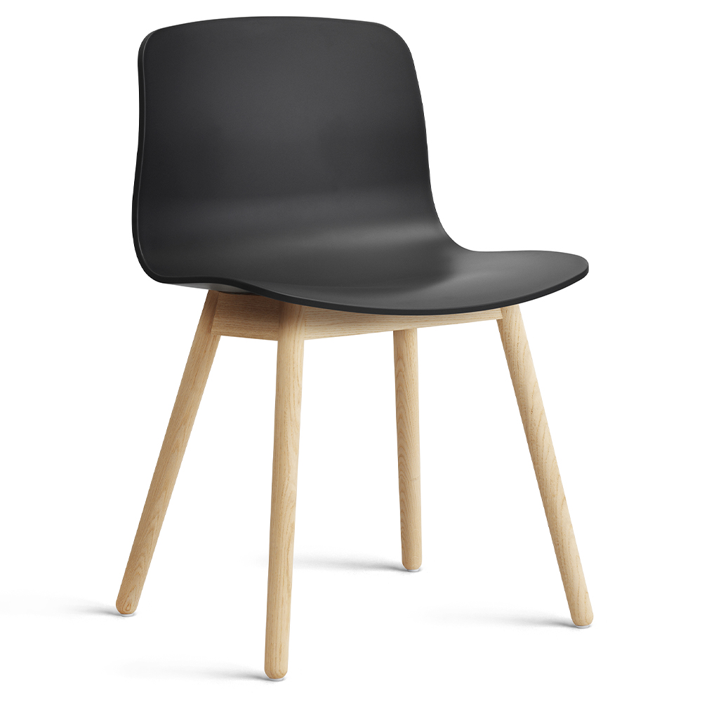 Silla AAC 12 de madera y polipropileno de HAY ideal para espacios exclusivos.