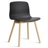 Silla AAC 12 de madera y polipropileno de HAY ideal para espacios exclusivos.