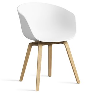 Silla AAC 22 de Hay nórdica de madera y polipropileno ideal para espacios modernos.