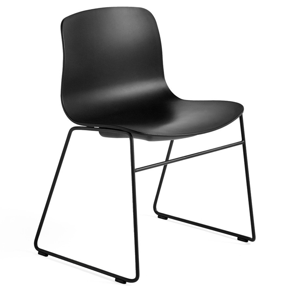 Silla AAC 08 de acero y polipropileno de Hay ideal para espacios modernos.