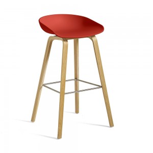 Taburete de madera AAS 32 de Hay. Diseños modernos.