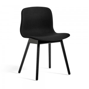 Silla AAC 13 tapizada de Hay, estilo nórdico y asiento tapizado para comedor.