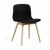 Silla AAC 13 tapizada de Hay, estilo nórdico y asiento tapizado para comedor.