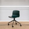 Silla AAC 14 de aluminio y polipropileno de Hay ideal para espacios modernos.