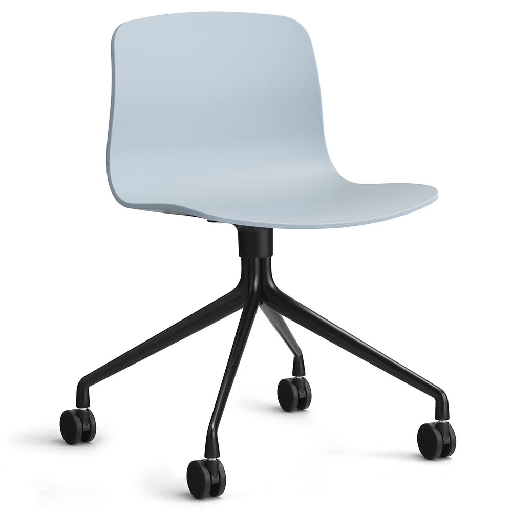 Silla AAC 14 de aluminio y polipropileno de Hay ideal para espacios modernos.