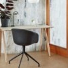 Silla de aluminio y polipropileno tapizada de Hay ideal para las oficinas