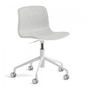Silla AAC 50 de aluminio y polipropileno de Hay ideal para espacios modernos.