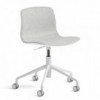 Silla AAC 50 de aluminio y polipropileno de Hay ideal para espacios modernos.
