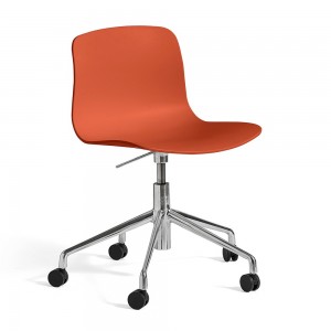 Silla AAC 50 de aluminio y polipropileno de Hay ideal para espacios modernos.