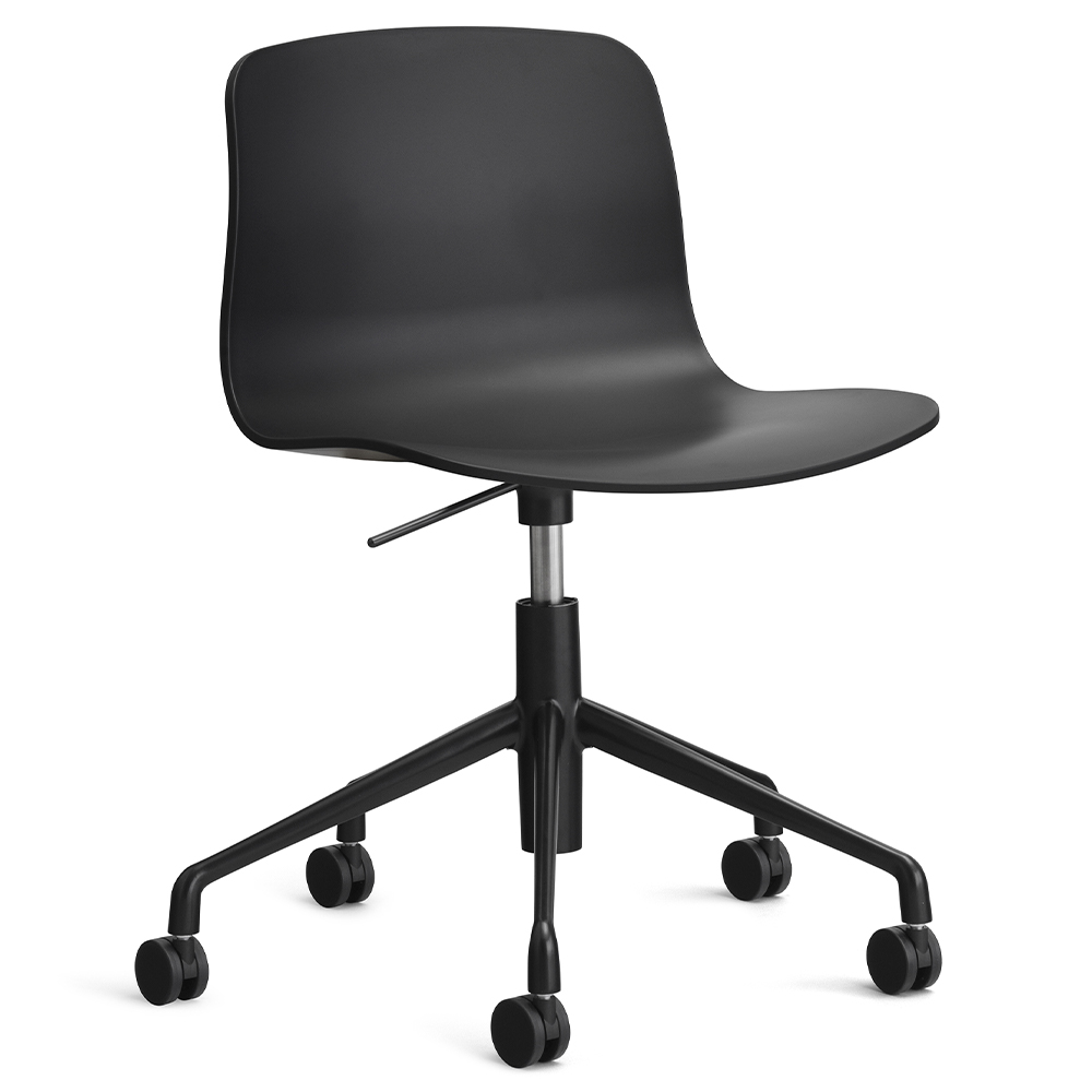 Silla AAC 50 de aluminio y polipropileno de Hay ideal para espacios modernos.