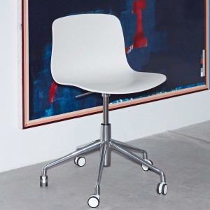 Silla AAC 50 de aluminio y polipropileno de Hay ideal para espacios modernos.