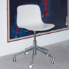 Silla AAC 50 de aluminio y polipropileno de Hay ideal para espacios modernos.