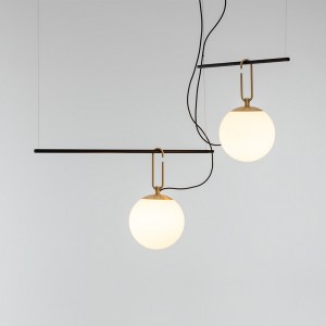 Lámpara de suspensión NH S3 2 arms Artemide con un diseño moderno y elegante.