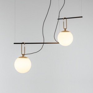 Lámpara de suspensión NH S3 2 arms Artemide con un diseño moderno y elegante.