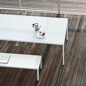 Banco Helsinki de Desalto. Bancos de diseño italiano para interior y exterior.