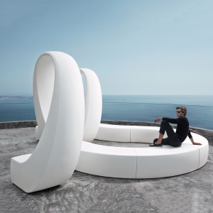 Banco And espiral modular de Vondom, con forma de l.