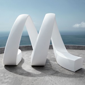 And Banco de Vondom con asiento opcional para jardín