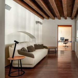 Mesa auxiliar Albino Torcia de Horm. Mesas modernas de diseño italiano.