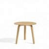 Mesa auxiliar Bella Coffee de Hay en madera para salones modernos.