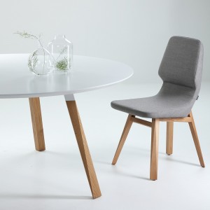 Mesa redonda Oblique de Prostoria con tapa de MDF. Mesa diseño de madera.