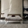 Cama Ayrton de Cattelan Italia con patas de acero cromado. Camas modernas.
