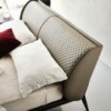 Cama Ayrton de Cattelan Italia con patas de acero cromado. Camas modernas.