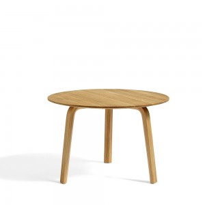 Mesa auxiliar Bella Coffee de Hay en madera para salones modernos.