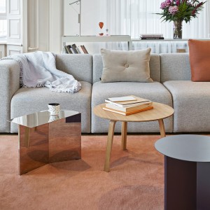Mesa auxiliar Bella Coffee de Hay en madera para salones modernos.