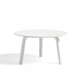 Mesa auxiliar Bella Coffee de Hay en madera para salones modernos.