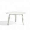 Mesa auxiliar Bella Coffee de Hay en madera para salones modernos.