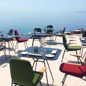 Silla Oblique Metal con brazos outdoor de Prostoria. Sillas diseño.