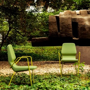 Silla Oblique Metal con brazos outdoor de Prostoria. Sillas diseño.